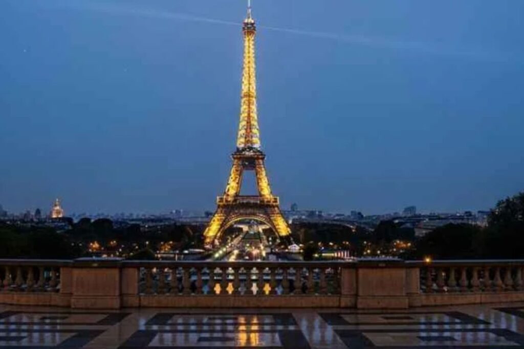 PlayBattlesquare Exploring Paris After Dark